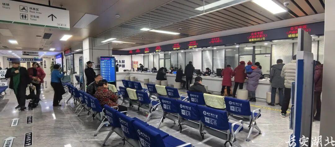 一门进、一窗办、一次成，湖北咸宁公安政务服务跑出“加速度” 